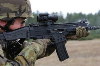 Obrat v kauze vojáka, který nelegálně hromadil zbraně a munici. Žalobce ho před soud nepostaví